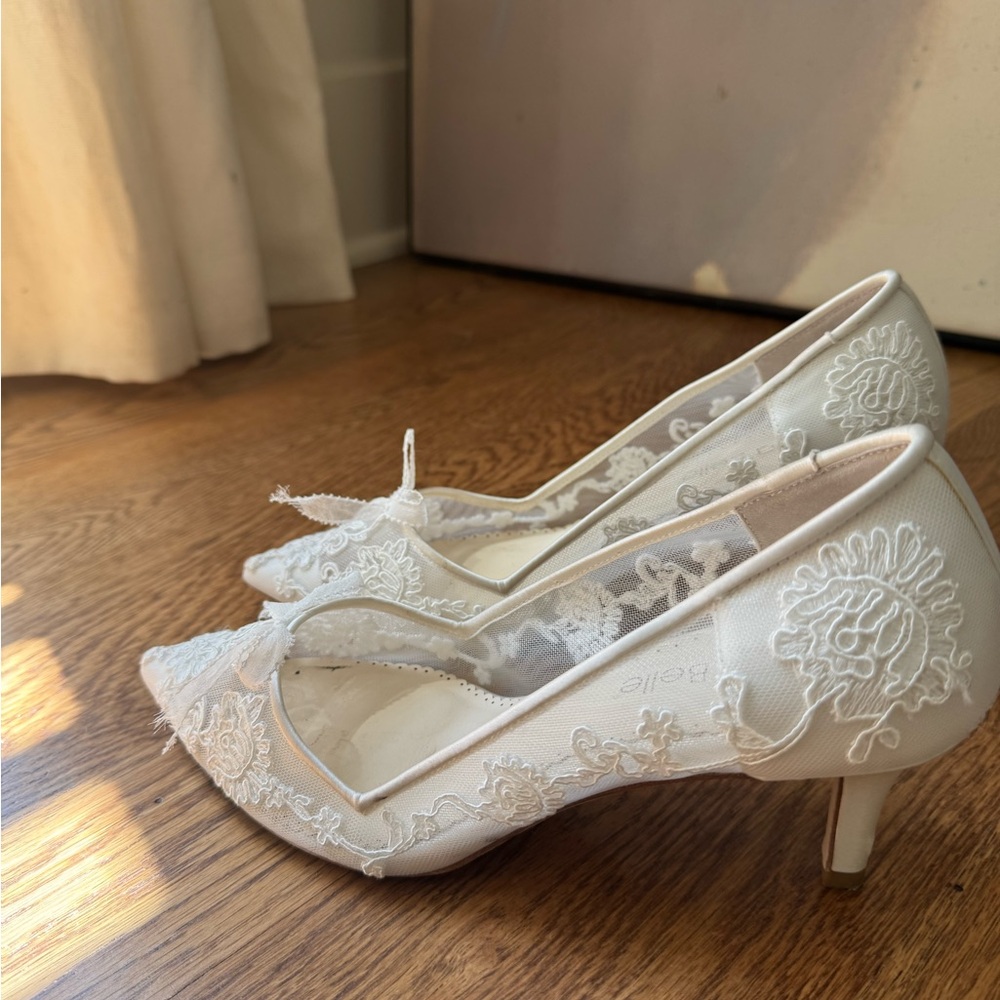 Bella Belle MONICA
Floral Lace Embroidered Ivory Bridal Kitten Heels Size 7 - Picture 7 of 14